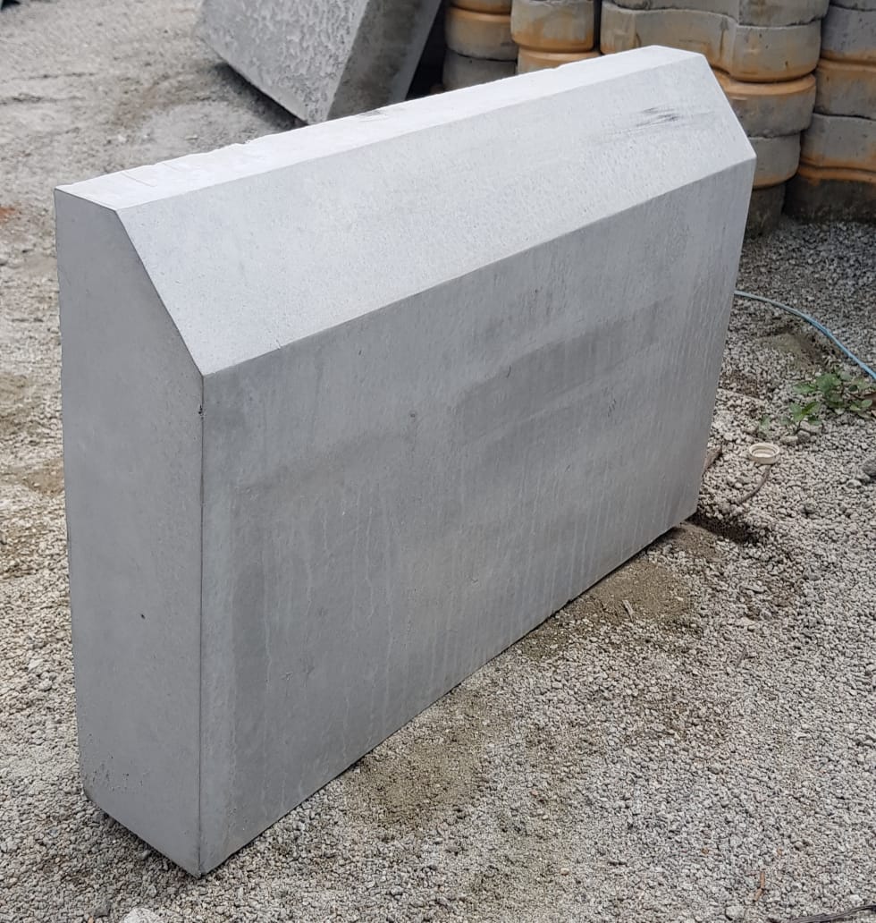 Kerbstone 600L x 300H x 100mm Thick